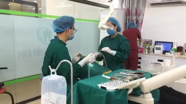 Cấy 2 cây implant 36.46 theo phương pháp Flaples không rạch lợi, không khâu, không chảy máu tại Thuỳ Anh nha khoa.