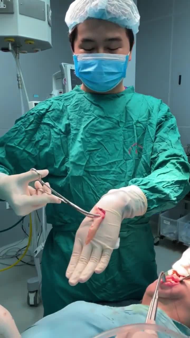 Trời đang mưa to gió lớn, bác sĩ nằm nhà xem lại thành phẩm sau khi phẫu thuật gọt hàm cho bạn gái trẻ.