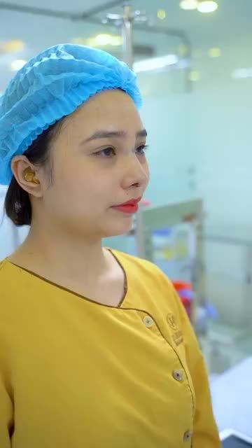 Khách hàng từng tiêm filler ở cơ sở khác bị lỗi, hỏng, filler tràn sang 2 bên cánh mũi và quyết định đến Dr.Hải Lê để khắc phục nhờ nâng mũi DEMI 5D.