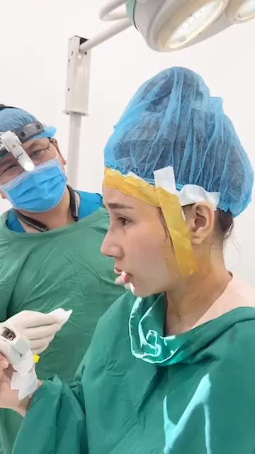 khách hàng sóng mũi thấp, 2 cánh mũi không đều, có xương gồ mũi bên phải và đã từng tiêm filler.