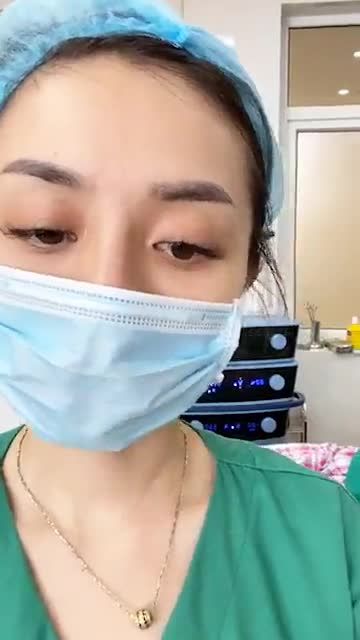 Hè đến rồi, hút tuyến mồ hôi nách nào chị em ơi! Cùng theo dõi quá trình bác sĩ thực hiện nhé!