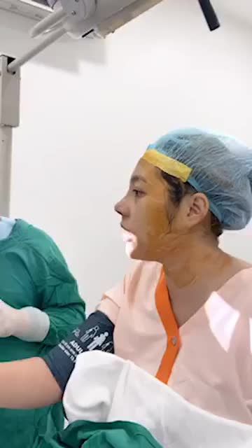 Sóng mũi thấp, 2 cánh mũi không đều, đầu mũi ngắn cải thiện sau nâng mũi cấu trúc