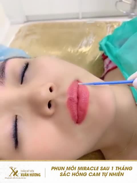 BẠN THÂN NÊN LÀM GÌ CŨNG PHẢI CÓ NHAU 2 CHỊ KHÁCH HÀNG ĐẾN XUÂN HƯƠNG PHUN MÔI VÀ KẾT QUẢ
