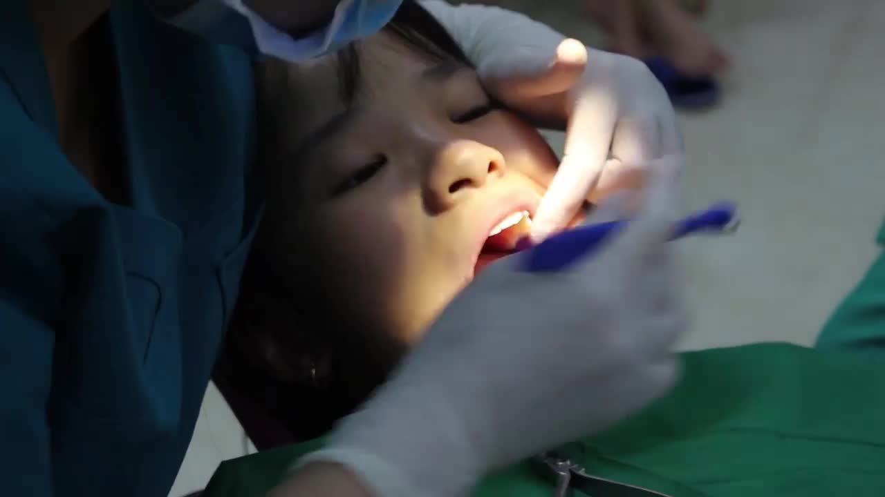 NIỀNG RĂNG LÀM 1 ĐƯỢC 2 - CHỮA CƯỜI HỞ LỢI