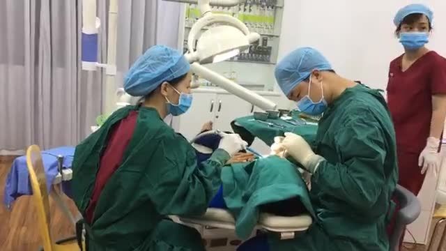 Cấy implant răng số 5 cho khách hàng tại Nha Khoa Thuỳ Anh