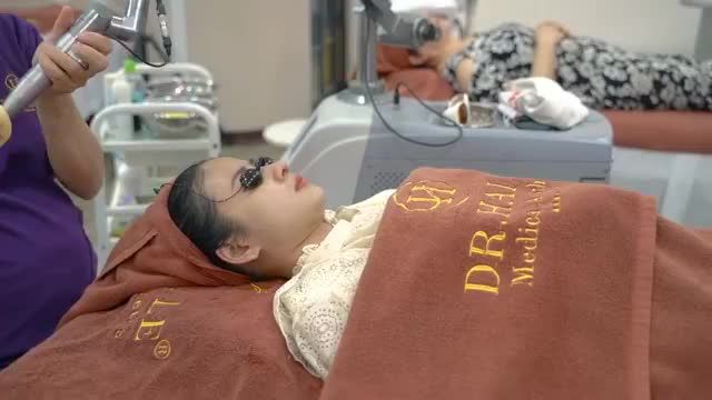 Đột nhập phòng công nghệ, "mục sở thị" 1 buổi chăm sóc da mặt của bạn gái là khách hàng thân thiết của Dr.Hải Lê. CÙNG ĐÓN XEM KẾT QUẢ TẠI ĐÂY NHA!