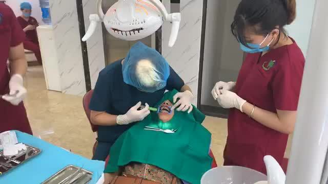 Gắn mắc cài điều trị niềng răng thưa tại nha khoa Thuỳ Anh cơ sở Hà Nội. 181 Yên Lãng, Đống Đa, Hà Nội.