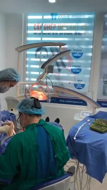 KH Phan Minh Thu sinh năm 1950, địa chỉ Quận Long Biên-HN cắm 7 trụ Dentium kết hợp nâng xoang và ghép xương nhân tạo tại nha khoa Paris Quang Trung do bs Trần Minh Hiệp thực hiện.
