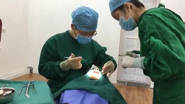 Cấy chân răng nhân tạo phục hình mất răng số 36, 46 cho khách hàng tại Nha Khoa Thuỳ Anh.