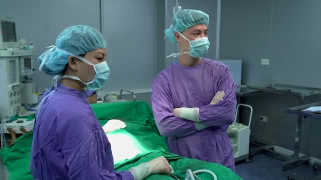 Toàn bộ quá trình bác sĩ nhét túi ng ực cho khách hàng