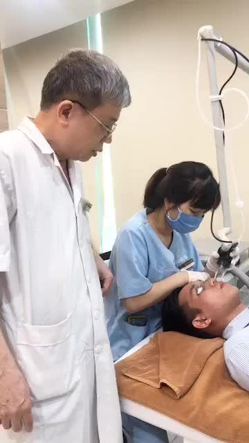 Cùng bác sĩ phân tích trường hợp sẹo rỗ do mụn để lại của khách hàng nam tại Dr Hoàng Tuấn ạ!