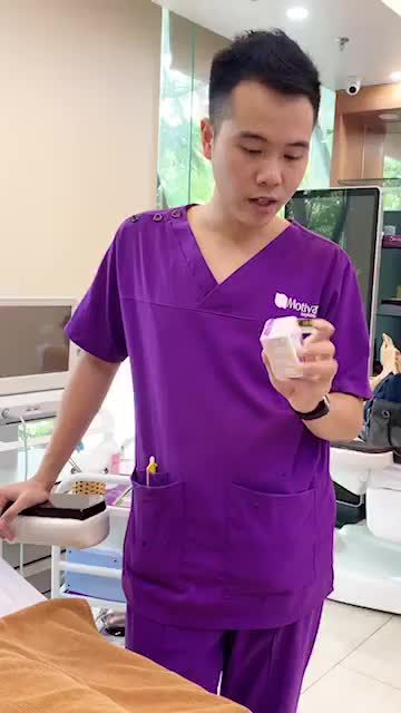 Một vị khách hàng đặc biệt !Chị khách vừa làm mũi xong xuống tiêm botox góc hàm - cả nhà cùng theo dõi quá trình tiêm nhẹ nhàng và an toàn nha .