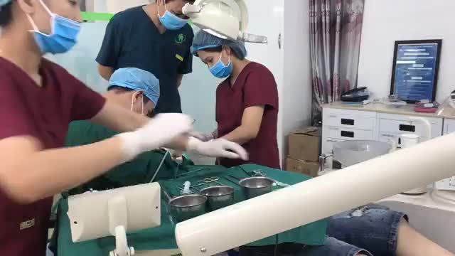 Cấy 2 implant cho khách hàng.