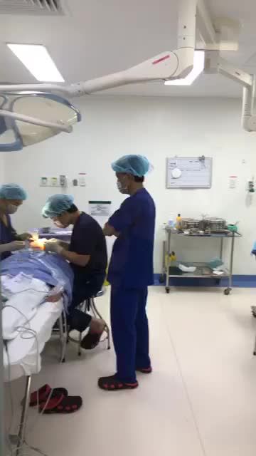 Khung cảnh tấp nập khách hàng đến phẩu thuật tại bệnh viện thẩm mỹ đông á sáng nay