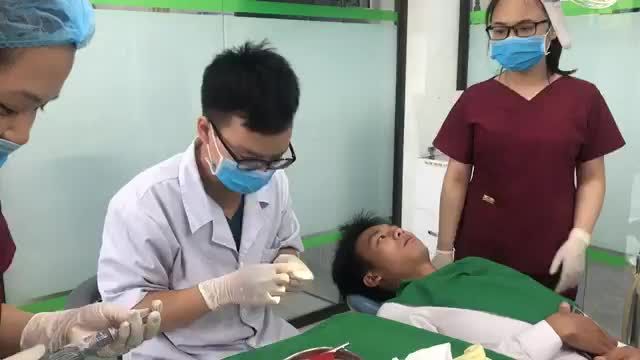 Gắn răng sứ thẩm mỹ vùng răng cửa cho khách hàng.