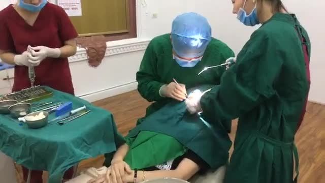 Cấy ghép chân răng nhân tạo cho chị khách hàng tại Nha Khoa Thuỳ Anh.