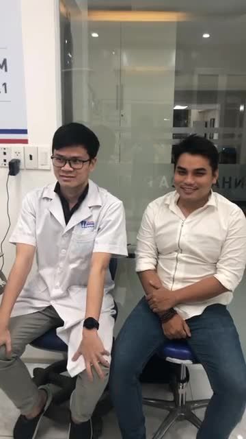 Chuyên gia răng sứ thẩm mỹ, Bác sĩ Hồ Nhật Anh vừa thực hiện gắn kết thúc 20 răng sứ cho khách hàng anh Đoàn Quốc Thanh