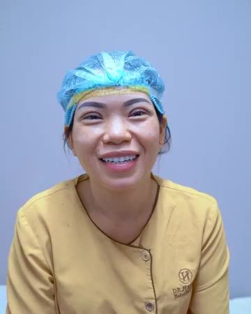Tranh thủ chút thời gian rảnh rỗi vừa đi chơi và thẩm mỹ cắt mí. Chị khách hàng của Dr.Hải Lê vô cùng hài lòng và tự tin với diện mạo mới nhờ cắt mí Mani Open Deep 5D.