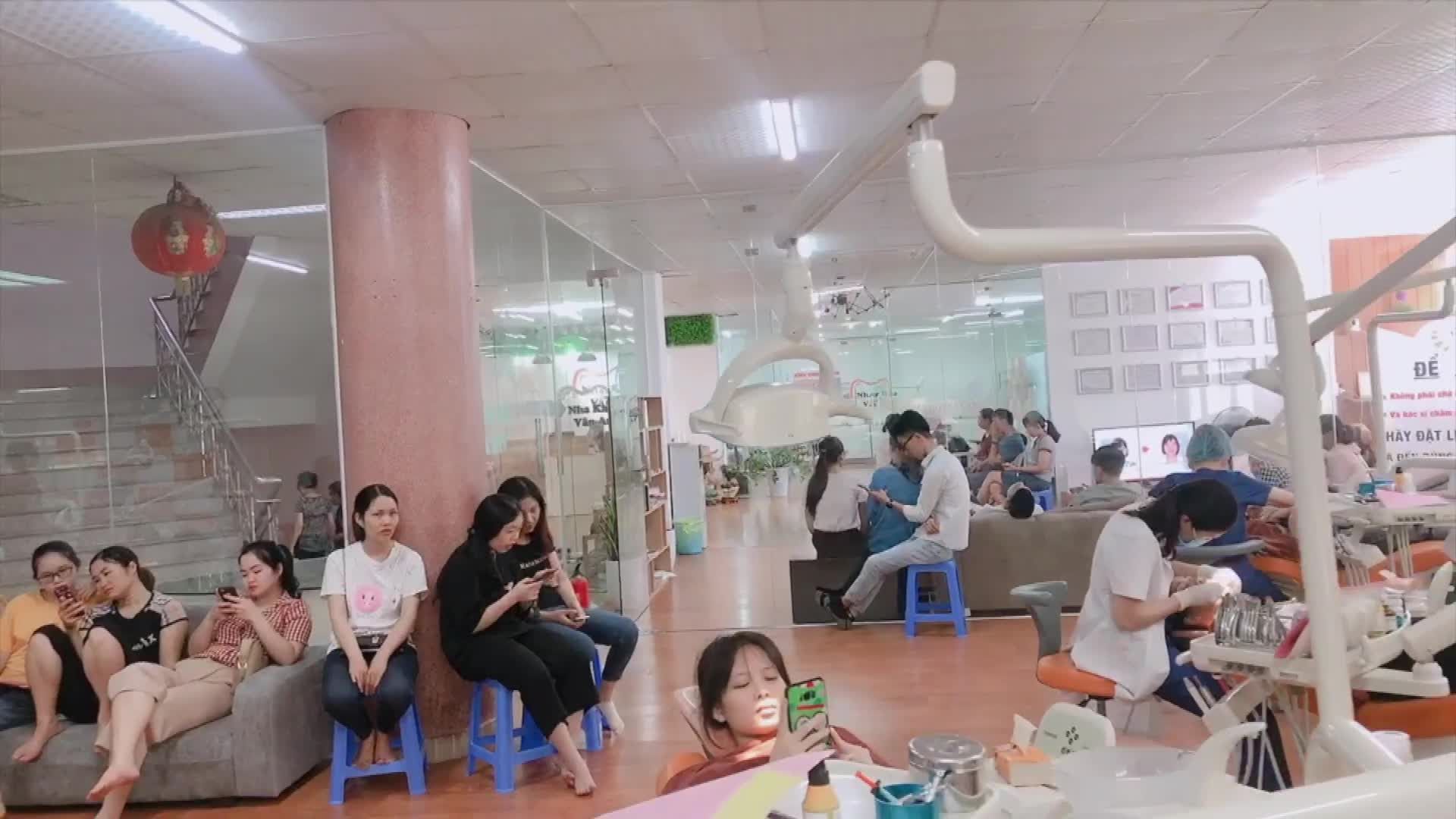 Toàn cảnh khách hàng niềng răng ngày cuối tuần tại Nha Khoa Vân Anh