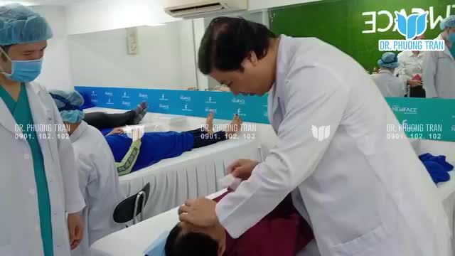 Thăm khám bệnh nhân tái khám - công việc yêu thích của bác sĩ mỗi ngày