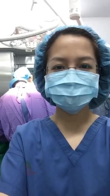 Treo sa trễ kết hợp đặt túi độn ở khách hàng ngực chảy xệ sau sinh