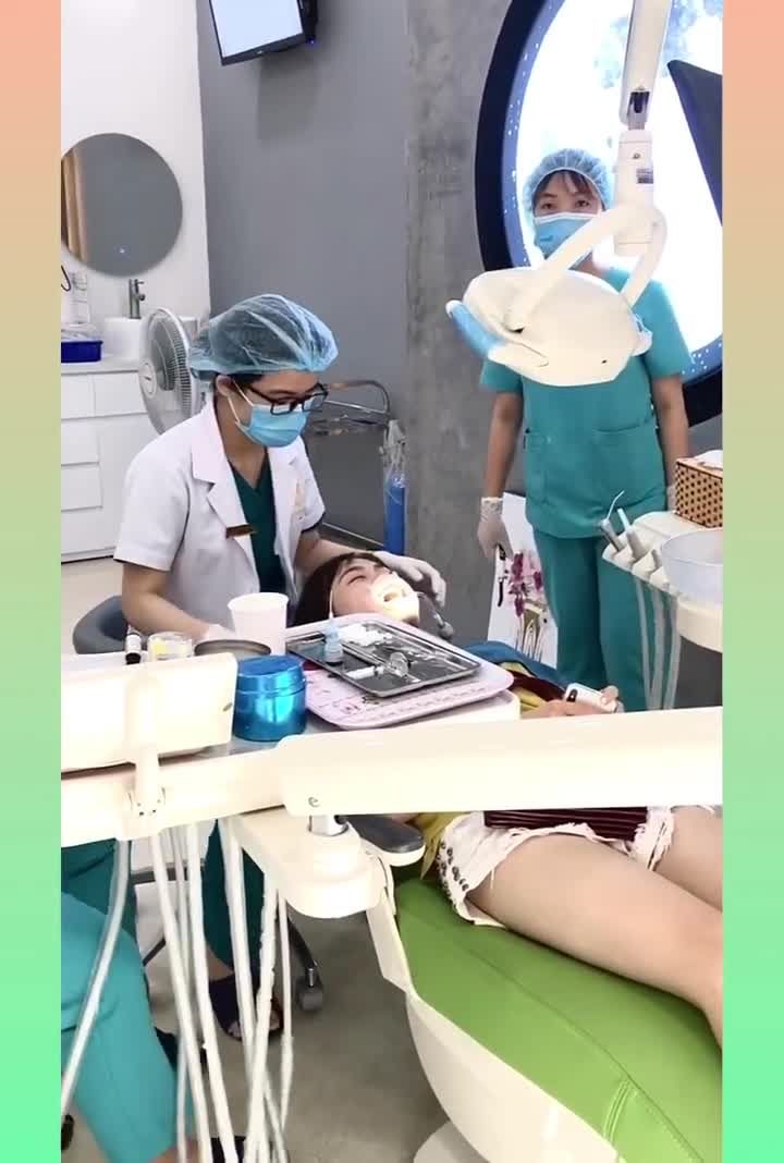 Gắn mắc cài pha lê - A0 cùng Bác sĩ chuyên sâu niềng răng