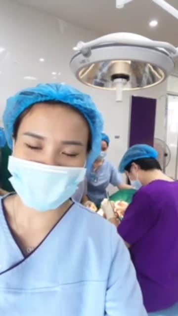 Sáng vừa theo dõi quá trình nâng mũi, giờ ta vào lại xem quá trình cắt mí sửa của bác sĩ ngay nào
