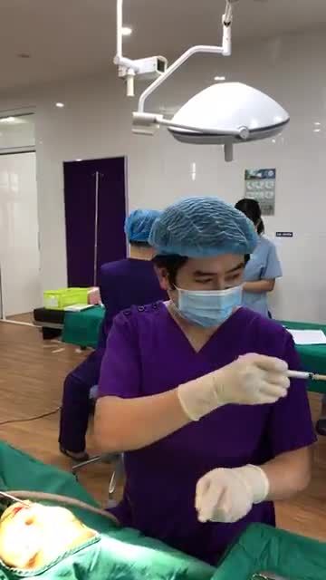 Mới nâng mũi ở cơ sở khác 7 ngày nhưng bị lệch và lộ sống, mũi bị viêm. Cả nhà cùng vào theo dõi và lắng nghe chia sẻ của bác sĩ nhé!
