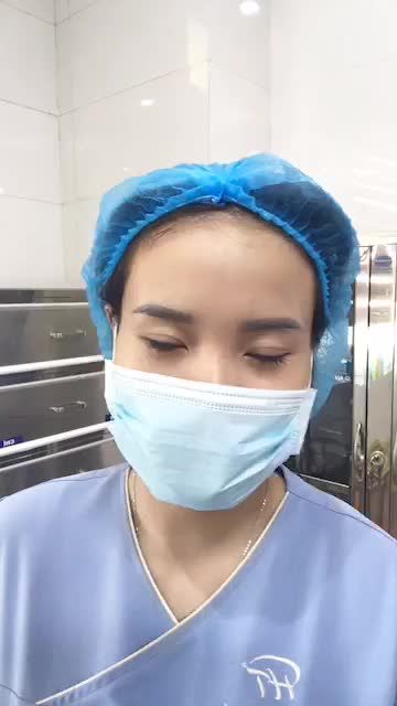 Khách hàng cũ đã từng cắt mí của bác sĩ 5 năm trước, nay quay lại để làm nốt mí dưới.