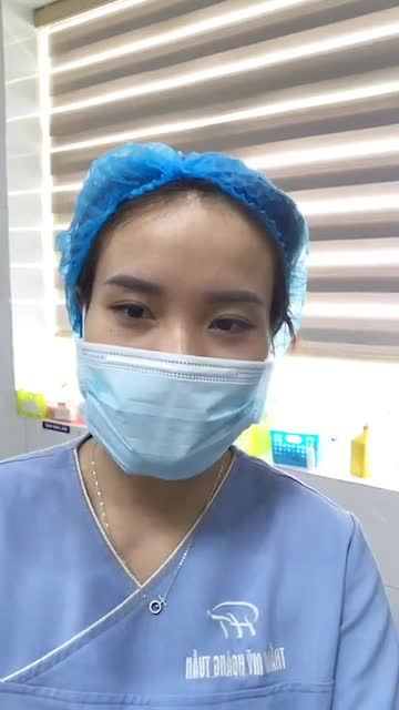 Vừa mới phẫu thuật xong có mí xinh nên cười mãi thôi.