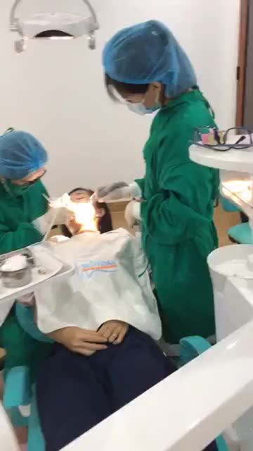 NHỔ RĂNG KHÔN CỰC KHÉO NHỔ RĂNG CHẢ ĐAU GÌ CẢ, ĐANG TÊ MÔI HAY CHỊ TIỆN ĐI LÀM MÔI LUÔN BÁC SĨ NHỈ ?