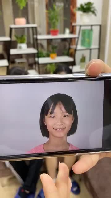 HAI CHỊ EM SINH ĐÔI CÙNG NHAU NIỀNG RĂNG