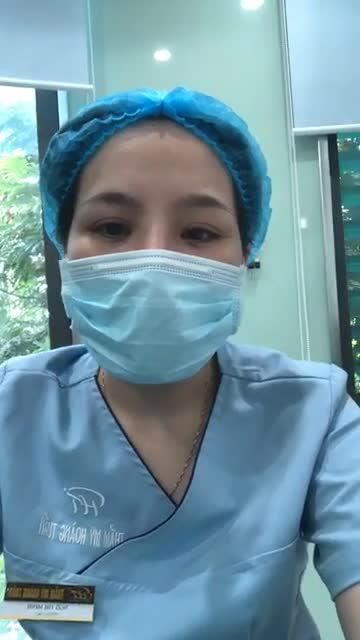 Quá trình tân trang cô bé , loại bỏ phần da nhăn nheo thâm sạm cho chị khách hàng từng sinh 2 bé khiến môi bé tăng sinh phì đại . Mời mọi người cùng theo dõi