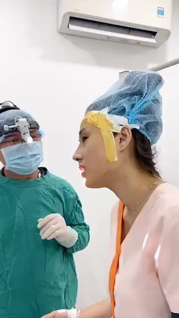 Live stream khách hàng đã từng tiêm filler, đầu mũi lệch trái, sóng mũi thấp, đầu mũi ngắn và cụp.
