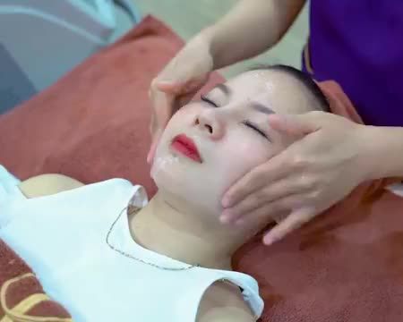 Nếu không muốn làn da thâm xỉn mọc đầy mụn trong những ngày hè nắng nóng này thì bạn tuyệt đối đừng bỏ qua video chăm sóc da dưới đây.