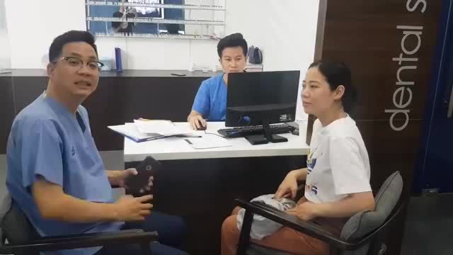 Lắng nghe Bs.Hoà trò chuyện và tạo tâm lý thoải mái nhất cho bệnh nhân trước khi tiến hành nhổ răng 8