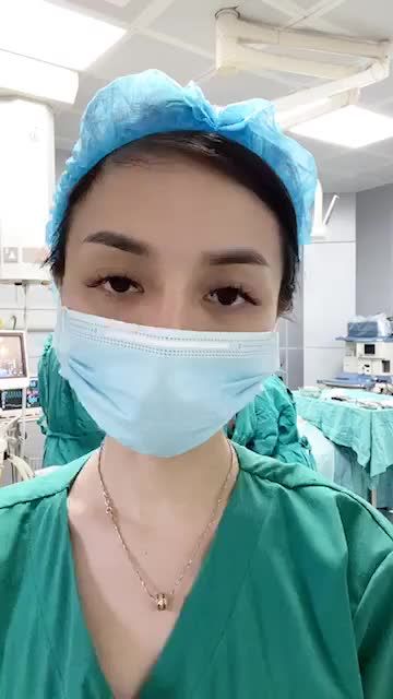 17h30 - Vẫn miệt mài làm đẹp cho chị em. Ca phẫu thuật chỉnh hàm hô số 2 trong ngày.