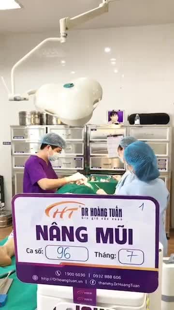 Vừa thực hiện xong 3 ca mí lại tiếp tục với 4 bàn tiểu phẫu full đều thực hiện nâng mũi
