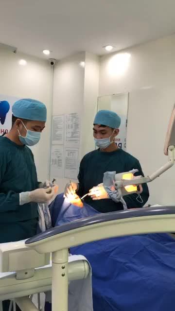 BS HOÀNG THẾ LÂM THỰC HIỆN PHẪU THUẬT CẤY GHÉP IMPLANT