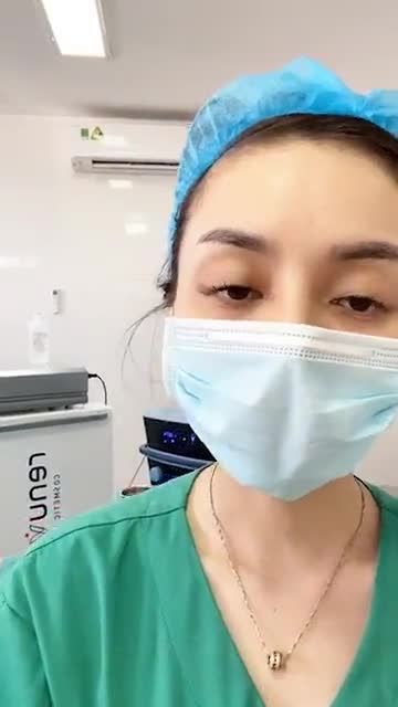 Sau 1 năm thực hiện nâng ngực, tạo hình bụng, bạn gái quay trở lại tiếp tục hút mỡ tại Dr Hoàng Tuấn.