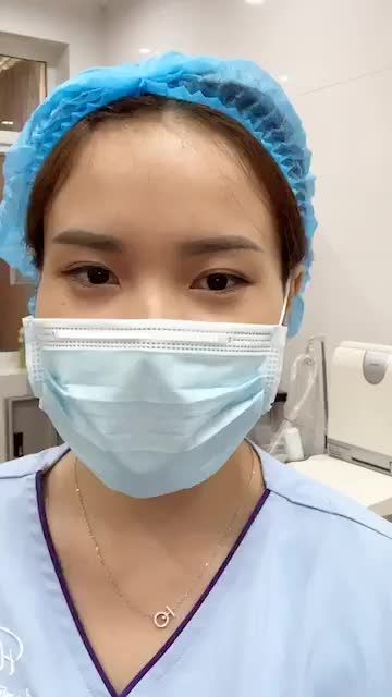 Ngày hôm nay khách hàng của bác sĩ toàn làm combo cả nhà ạ.