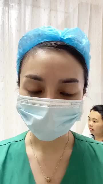 Trò chuyện với khách hàng sau 1 ngày phẫu thuật chỉnh hàm hô.