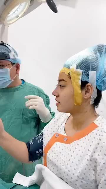 Khách hàng sóng mũi thấp, cánh mũi to bè, đầu mũi ngắn.