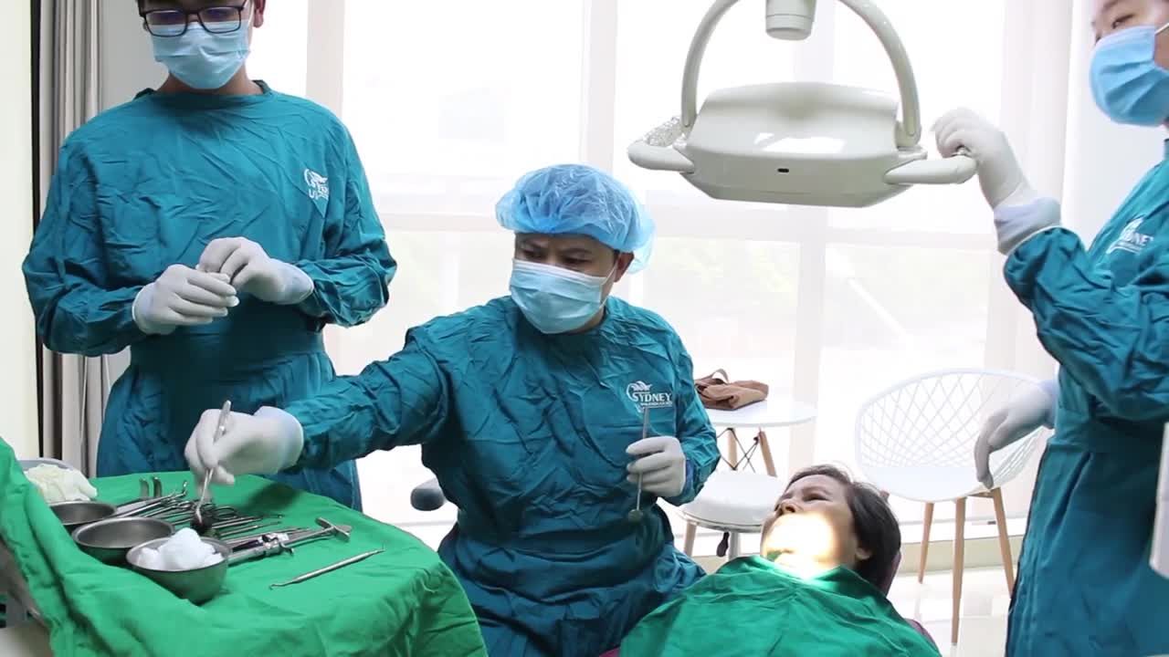 Cấy ghép răng từ lâu đã được nhiều người lựa chọn làm phương pháp thay thế vị trí răng đã mất, đặc biệt là những người lớn tuổi