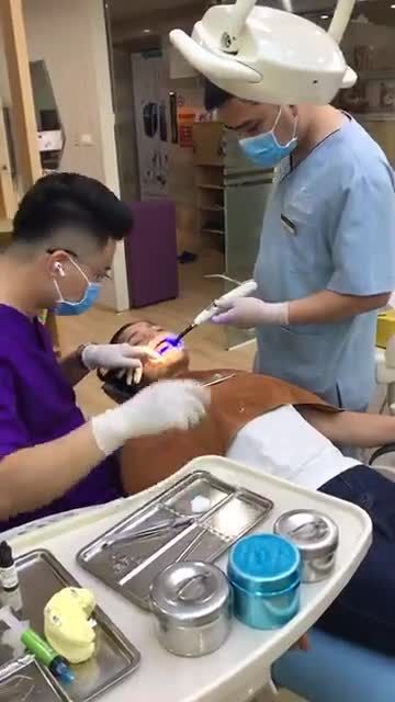 Không khí làm việc đầu giờ chiều với 1 ca gắn mắc cài và 1 ca thẩm mỹ 20 răng sứ HT smile