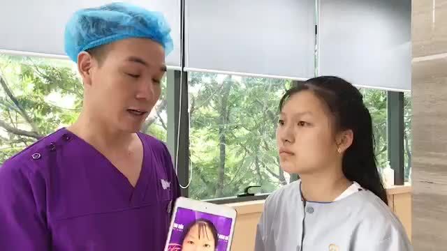 Em gái bị hở hàm ếch bẩm sinh, ngày hôm nay đến bác sĩ để thực hiện dịch vụ dựng trụ.