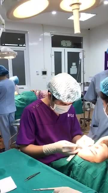 Nhấn mí cho khách hàng 17 tuổi đến từ Bến Tre vào cuối ngày. Cả nhà theo dõi ca mí số 358/7 của bác sĩ nhé!