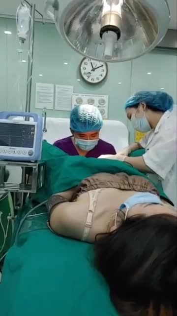 Tạo hình 2 môi bé gọn gàng cân đối giúp chị em tự tin hơn...