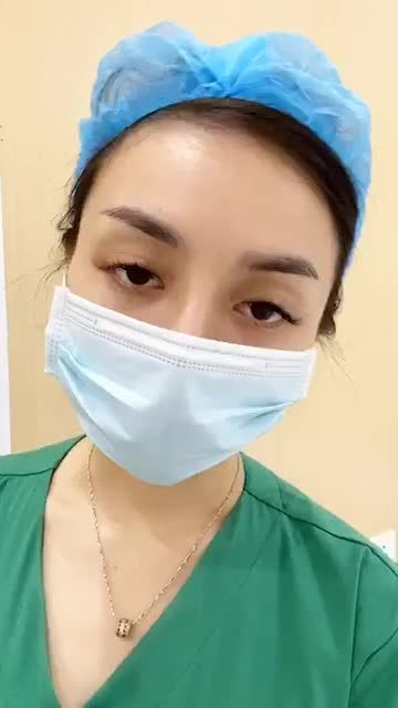Sau 1 lần sinh đôi, vóc dáng thay đổi, đặc biệt V2 ngấn mỡ nặng nề.