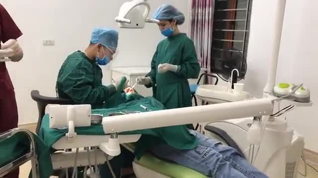 Cấy ghép chân răng nhân tạo implant cho khách hàng tại Nha Khoa Thùy Anh.